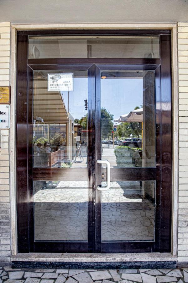 Elegante Camera Con Finiture Di Lusso Appena Ristrutturata Марина-ді-Каррара Екстер'єр фото